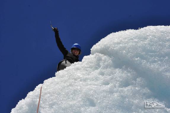 A Ana comemora mais uma parede de gelo escalada no glaciar Viedma, no Parque Nacional Los Glaciares, região de El Chaltén, no sul da Argentina